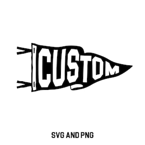Puede incluir: Diseño de banderín en blanco y negro con la palabra "CUSTOM" en letras negritas y estilizadas. La bandera tiene una forma de banderín clásica con un extremo puntiagudo y una base rectangular con borlas. El texto "SVG AND PNG" está debajo.