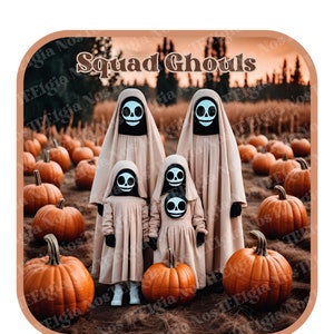 Peut inclure: Un groupe de quatre enfants déguisés en fantômes dans un champ de citrouilles. Les enfants portent des robes blanches à capuchon avec des visages de crâne. Le texte "Squad Ghouls" est écrit en lettres brunes en haut de l'image.