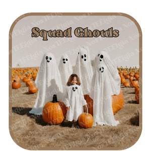 Könnte beinhalten: Eine Gruppe von Kindern, die als Geister verkleidet sind, in einem Kürbisfeld. Der Text "Squad Ghouls" ist in schwarzen Buchstaben auf braunem Hintergrund geschrieben.