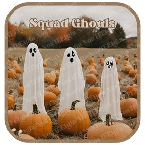 Könnte beinhalten: Drei weiße Geister stehen auf einem Feld mit orangefarbenen Kürbissen. Der Text "Squad Ghouls" befindet sich oben im Bild.