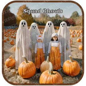 Könnte beinhalten: Vier Kinder, verkleidet als Geister, stehen in einem Kürbisfeld. Die Kinder tragen weiße Geisterkostüme und halten Kürbisse. Der Text "Squad Ghouls" ist in braunen Buchstaben auf braunem Hintergrund geschrieben.