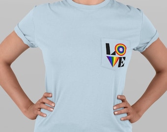 Retro LOVE Gay Pride Camiseta unisex con bolsillo teñida en prenda en 8 colores