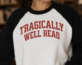 Bluza z krótkim rękawem „Tragicznie dobrze przeczytana”, bluza „książkowa”, sweter typu raglan z surowym brzegiem