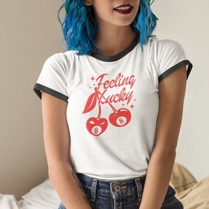 Vintage 'Feeling Lucky' met 8's en kersen-Next Level Ringer katoenen uniseks T-shirt - verkrijgbaar in 3 kleuren