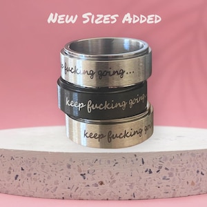 Anillo giratorio Keep Fucking Going / Anillo de ansiedad de acero inoxidable plateado y negro. Incluye una novedosa caja de regalo.