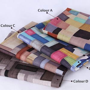 Peut inclure: Quatre échantillons de tissu avec un motif géométrique de carrés colorés. Les échantillons sont empilés les uns sur les autres, le premier étant de couleur brun clair avec des carrés bleus, roses et verts. Le deuxième échantillon est de couleur bleu foncé avec des carrés roses, verts et jaunes. Le troisième échantillon est de couleur brun clair avec des carrés rouges, oranges et jaunes. Le dernier échantillon est de couleur gris foncé avec des carrés noirs et blancs.