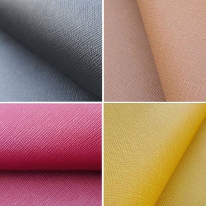 Puede incluir: Cuatro muestras de cuero texturizado en diferentes colores: gris oscuro, marrón claro, rosa y amarillo.