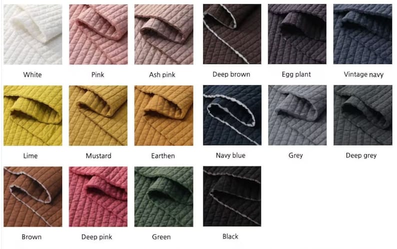 Puede incluir: Una carta de muestras que muestra 15 colores diferentes de tela acolchada. Los colores incluyen blanco, rosa, rosa ceniza, marr&oacute;n oscuro, berenjena, azul marino vintage, lima, mostaza, tierra, azul marino, gris, gris oscuro, marr&oacute;n, rosa oscuro, verde y negro.