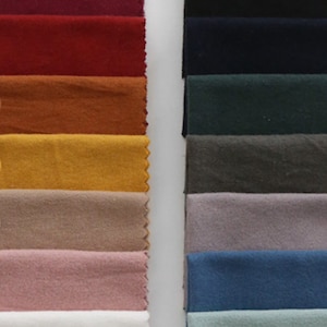 Puede incluir: Una colección de muestras de tela en varios colores, incluyendo burdeos, rojo, naranja, amarillo, beige, rosa, blanco, negro, verde oscuro, gris, azul claro y verde claro.