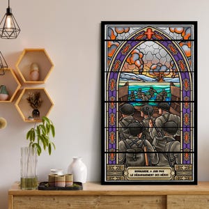 Peut inclure: Une œuvre d'art en vitrail encadrée représentant des soldats dans un bateau approchant une plage, avec des explosions et une croix en arrière-plan. L'œuvre utilise une palette de couleurs vives d'orange, de violet et de bleu, avec le texte "Normandie, 6 juin 1944" en bas.