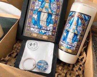 Conjunto de regalo de la Virgen María de Arte Sacro - Idea de regalo cristiano o decoración personal para el altar | Kit de vela de novena hecho a mano y marco de vidriera