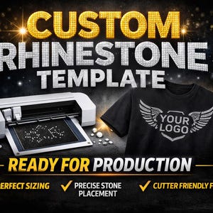 Könnte beinhalten: Werbebild für individuelle Strassvorlagen. Die Worte "CUSTOM RHINESTONE TEMPLATE" sind in glänzendem Gold und Silber dargestellt. Ein schwarzes T-Shirt mit Strassdesign und eine Schneidemaschine sind ebenfalls abgebildet.