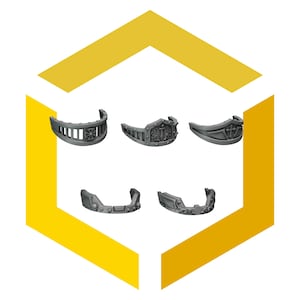 Peut inclure: Cinq crêtes de casque argentées différentes avec divers motifs, notamment une croix, une épée et des ailes. Les crêtes sont affichées sur un fond hexagonal jaune.