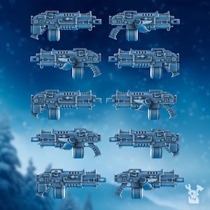 Può includere: Otto pistole giocattolo di plastica grigia con dettagli intricati. Le pistole hanno un design futuristico con un caricatore cilindrico e un mirino telescopico.