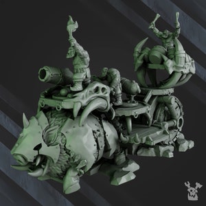 Op de afbeelding: Een groen plastic model van een Orc die een everzwijn-achtig wezen berijdt met een kanon en een tweede Orc die een mechanisch apparaat op de rug berijdt. Het model is gedetailleerd met metalen accenten en een schedel-achtig ontwerp.