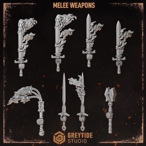 Op de afbeelding: Een verzameling van acht grijze miniatuur slagwapens, waaronder zwaarden en een strijdhamer, met vlamachtige details en schedelmotieven op de gevesten. De tekst MELEE WEAPONS en GREYTIDE STUDIO is zichtbaar op de donkere achtergrond.