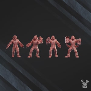 Könnte beinhalten: Vier rote Plastik-Miniaturfiguren von futuristischen Soldaten, jede mit einer anderen Waffe. Die Figuren stehen in einer stehenden Position mit erhobenen Waffen.