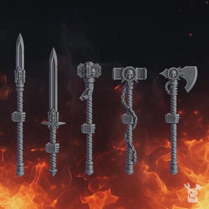 Può includere: Una collezione di cinque armi fantasy grigie, tra cui una lancia, una spada, due martelli e un'ascia. Ogni arma presenta dettagli intricati, tra cui motivi a teschio e manici strutturati. Le armi sono ambientate su uno sfondo infuocato.