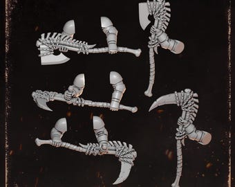 Può includere: Un set di cinque armi in miniatura a due mani di colore grigio con disegni scheletrici, catene e segmenti di braccio corazzati. Il testo TWO HANDED WEAPONS è in alto e il logo Greytide Studio è in basso in questa visualizzazione.