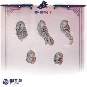 Könnte beinhalten: Eine Sammlung von fünf grauen Miniaturköpfen mit detaillierten Bärten und Gesichtszügen. Der Text "BIG HEADS 1" ist oben sichtbar. Das Logo von "GREYTIDE STUDIO" befindet sich unten.