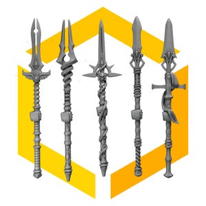 Può includere: Cinque diverse armi di metallo grigio a forma di lancia con disegni intricati. Le lance sono disposte in fila su uno sfondo giallo.