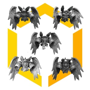 Pode incluir: Cinco asas de anjo em miniatura cinzentas com texturas de penas detalhadas. Cada conjunto inclui um componente central semelhante a um motor com duas asas grandes. As asas estão dispostas sobre um fundo branco com formas geométricas amarelas.