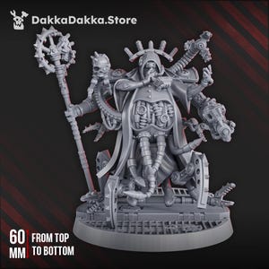 Op de afbeelding: Grijze miniatuurfiguur van een personage met mechanische armen, een staf en een capuchon. De figuur is 6 cm hoog. Het DakkaDakka.Store-logo staat linksboven.