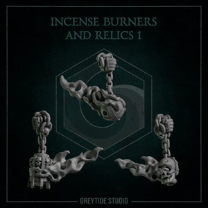 Könnte beinhalten: Drei graue 3D-gedruckte Räucherbrenner mit Ketten und Schädeln. Jeder Brenner hat ein Flammen-Design. Der Text "INCENSE BURNERS AND RELICS 1" befindet sich oben im Bild. Der Text "GREYTIDE STUDIO" befindet sich unten im Bild.