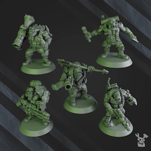 Peut inclure: Cinq figurines d'Ork vertes, chacune sur une base circulaire. Les figurines sont armées d'armes variées, dont un mortier, un lance-roquettes et une mitrailleuse. Elles portent des uniformes militaires et des sacs à dos.