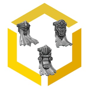 Könnte beinhalten: Drei graue Miniaturfiguren mit aufwendigen Details, darunter Helme, Umhänge und dekorative Ketten. Jede Figur hat ein einzigartiges Design mit Totenköpfen, Flügeln und anderen Verzierungen. Die Figuren sind vor einem weißen Hintergrund mit einer gelben geometrischen Form platziert.