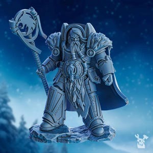 Op de afbeelding: Een gedetailleerd, grijs beeldje van een krijger in sierlijk harnas, met een staf met een wolvenembleem. De figuur heeft een lange baard en vachtaccenten, staand op een rotsachtige basis. De achtergrond is een blauwe gradiënt.