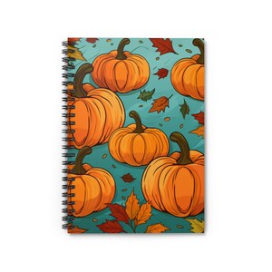 Peut inclure: Un fond bleu turquoise avec un motif de citrouilles orange et de feuilles rouges, orange et jaunes. Les citrouilles sont disposées de manière aléatoire et toutes face au spectateur.