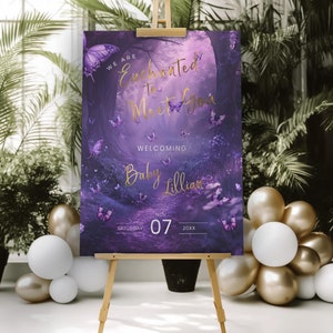Letrero de bienvenida para baby shower con la frase Enchanted to Meet you: letrero de bienvenida con diseño de bosque encantado: plantilla editable, decoración para baby shower: mariposa morada