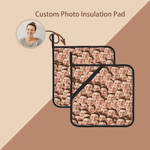 Könnte beinhalten: Individuelle Foto-Isolierunterlage mit schwarzem Rand. Die Unterlage besteht aus einem Stoff mit einem Muster aus vielen Gesichtern. Die Gesichter sind alle lächelnd und schauen in verschiedene Richtungen.