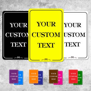 Op de afbeelding: Drie blanco borden met de tekst "Your Custom Text" in zwarte letters op een witte achtergrond. De borden zijn zwart, geel en wit. De borden zijn perfect om elke ruimte een persoonlijke touch te geven.