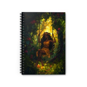Può includere: Quaderno a spirale con una vivace illustrazione di una donna su un'altalena in una lussureggiante giungla verde. La donna indossa un abito giallo e una corona di fiori. Lo sfondo è pieno di fiori e fogliame colorati.