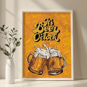 Könnte beinhalten: Ein gelber und orangefarbener Poster mit dem Text "It's Beer O'clock" in einer Retro-Schrift. Zwei Cartoon-Bierkrüge stoßen an, wobei einer Schaum spritzt.