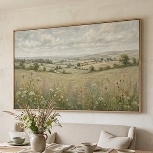 Puede incluir: Un comedor con una mesa de madera puesta para una comida. La mesa está adornada con cubiertos, un camino de mesa de lino y un jarrón con flores. Una pintura de paisaje cuelga sobre un banco y sillas rodean la mesa.
