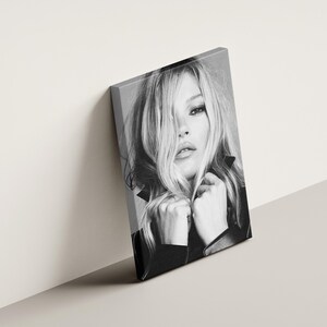 Vintage Kate Moss canvas poster featuring her iconic pose. A perfect addition to any 90s fashion lovers decor, black and white photography style for a retro, chic vibe. Ideal for celebrity wall art enthusiasts and retro home decor. Vintage Fashion