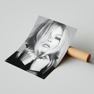 Vintage Kate Moss canvas poster featuring her iconic pose. A perfect addition to any 90s fashion lovers decor, black and white photography style for a retro, chic vibe. Ideal for celebrity wall art enthusiasts and retro home decor. Vintage Fashion