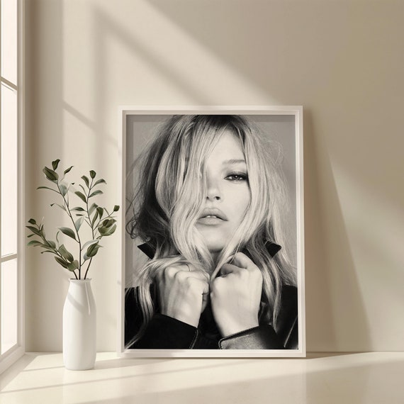 Kate Moss Vintage Canvas Poster, Fashion Poster Decor, Iconic 90s Fashion, Black and White Photography, Retro Wall Art, Celebrity Poster