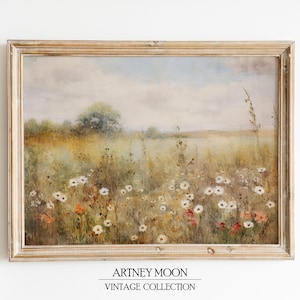 Op de afbeelding: Een ingelijst schilderij van een veld met wilde bloemen in tinten wit, geel en rood. De achtergrond is een wazige, blauwe lucht met een paar wolken. Het schilderij is in een lichte houten lijst.