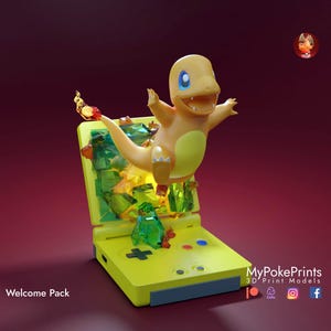 Op de afbeelding: Een gele en groene handheld-videogamesysteem met een klein, oranje, cartoonachtig dinosaurusfiguur dat uit de bovenkant van het systeem komt. De dinosaurus houdt zijn armen zijwaarts uitgestrekt. Het systeem staat op een rood oppervlak. De tekst "MyPokePrints 3D Print Models" staat in de rechterbenedenhoek van de afbeelding.