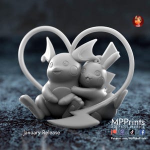 Puede incluir: Una escultura blanca impresa en 3D que presenta dos personajes de dibujos animados abrazándose dentro de un marco en forma de corazón. La escultura tiene un acabado liso y está sobre un fondo oscuro y texturizado. El texto "January Release" es visible.