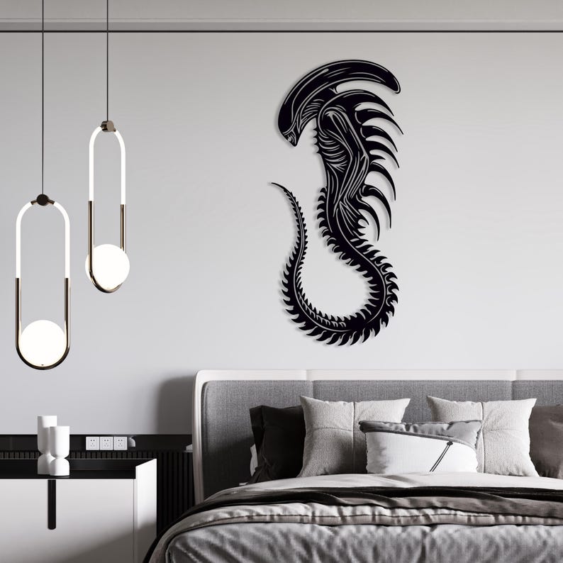 A Xenomorph-inspired metal wall art featuring a sci-fi alien monster design, perfect for game rooms, horror decor, and spooky home aesthetics. A must-have for sci-fi and horror fans.