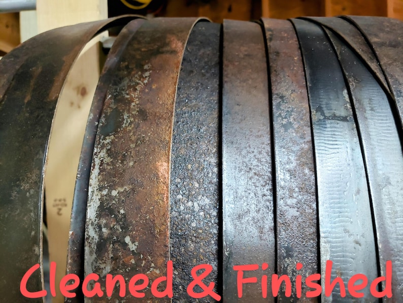 Pode incluir: Close-up de v&aacute;rias bandas de barril de metal em v&aacute;rios est&aacute;gios de limpeza e acabamento. As bandas exibem uma gama de cores, do marrom escuro ao prata, com texturas vis&iacute;veis. O texto "Cleaned & Finished" est&aacute; em vermelho.