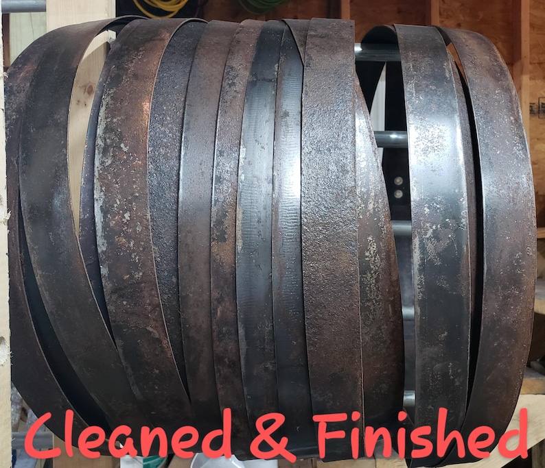 Pode incluir: Close-up de uma se&ccedil;&atilde;o de um barril de metal. O barril &eacute; feito de faixas de metal escuras e curvas, algumas com apar&ecirc;ncia enferrujada. O texto "Cleaned & Finished" est&aacute; escrito em vermelho na parte inferior da imagem.