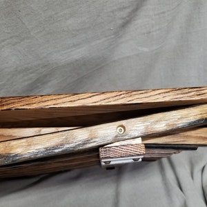 K&ouml;nnte beinhalten: Ein Tablett aus wiederverwendetem Holz. Das Tablett besteht aus mehreren zusammengef&uuml;gten Holzst&uuml;cken. Das Holz hat eine nat&uuml;rliche braune Farbe mit dunkelbraunen Streifen. Das Tablett ist etwa 30 cm breit und 46 cm lang.