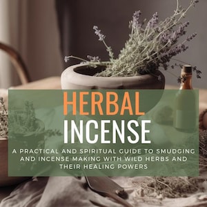Può includere: Una scheda di titolo verde e arancione recita "HERBAL INCENSE" con il testo "A PRACTICAL AND SPIRITUAL GUIDE TO SMUDGING AND INCENSE MAKING WITH WILD HERBS AND THEIR HEALING POWERS" sotto. Il testo "FLOR + FABLE" è in fondo alla scheda. In background, una ciotola di legno piena di lavanda secca.
