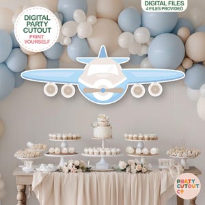 Könnte beinhalten: Hellblaues Flugzeug-Party-Dekor mit dem Text "DIGITAL PARTY CUTOUT PRINT YOURSELF" und "DIGITAL FILES 4 FILES PROVIDED". Der Tisch ist mit Cupcakes, Kuchen und Luftballons dekoriert.